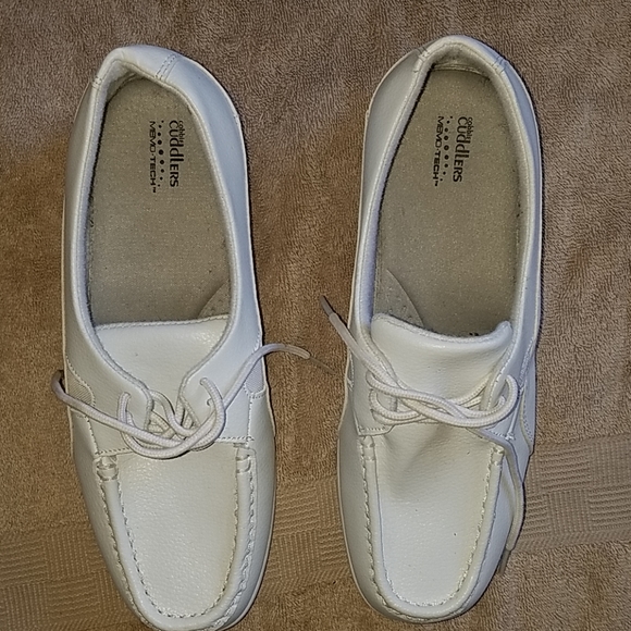 cobbie cuddlers tennis shoes